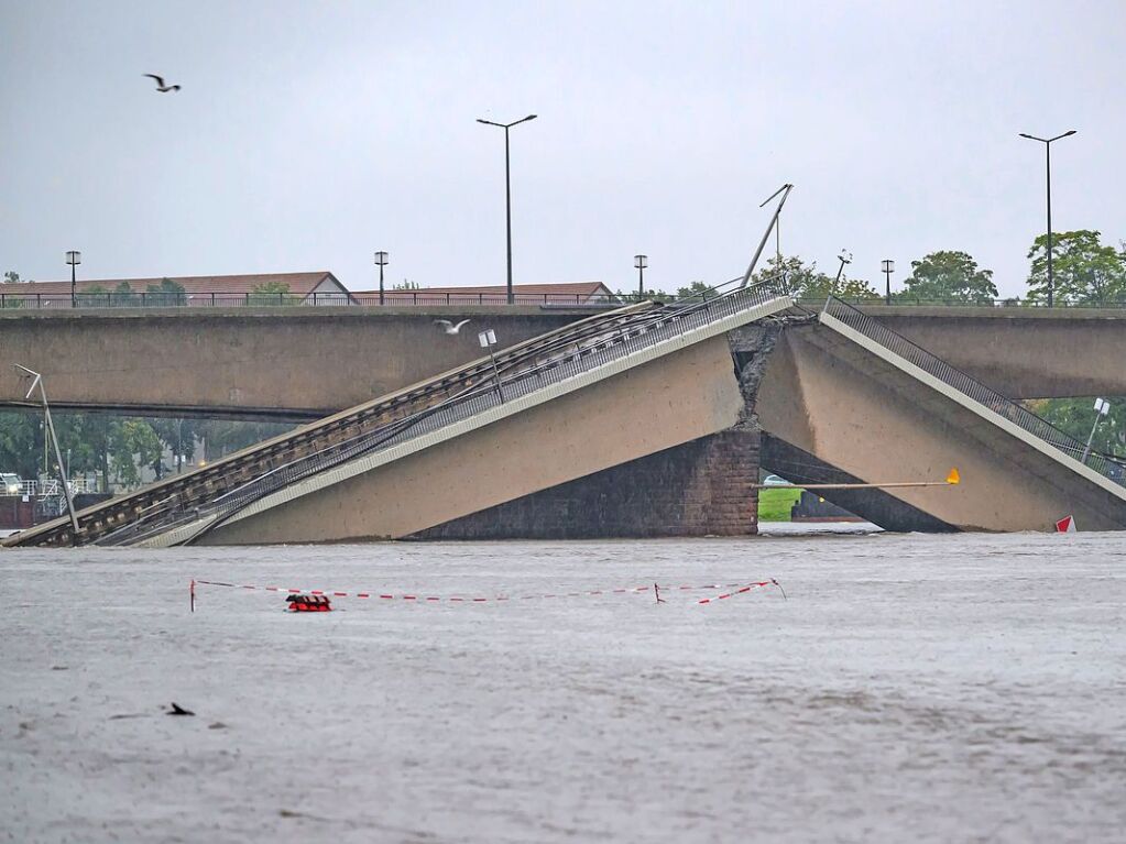 Dresden: Die Hochwasser fhrende Elbe flie an der teileingestrzten Carolabrcke entlang. Durch Brckenteile im Wasser werde sich elbaufwrts das Wasser aufstauen, was den Wasserspiegel auf einem Teilstck der Elbe etwa 30 bis 50 Zentimeter ansteigen lasse, teilte die schsische Landeshauptstadt mit.