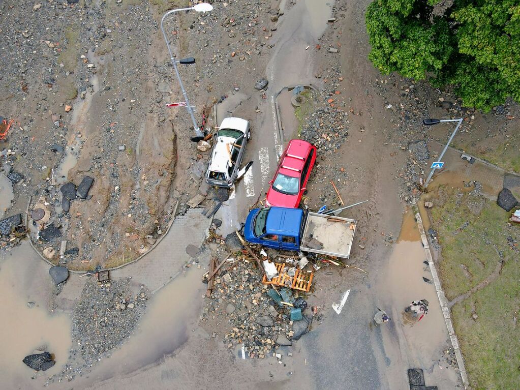 Tschechien, Jesenik: Autos und Trmmer im Schlamm nach den berschwemmungen in der Stadt.