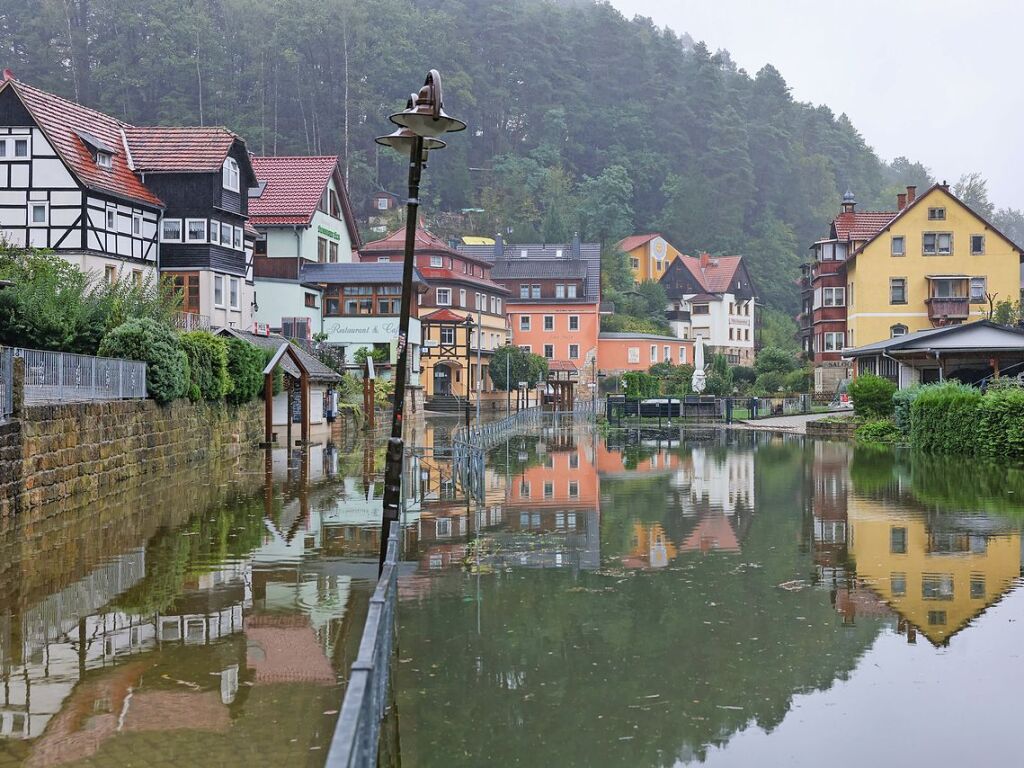 Sachsen, Rathen: Teile des Luftkurortes sind vom Hochwasser der Elbe berflutet.