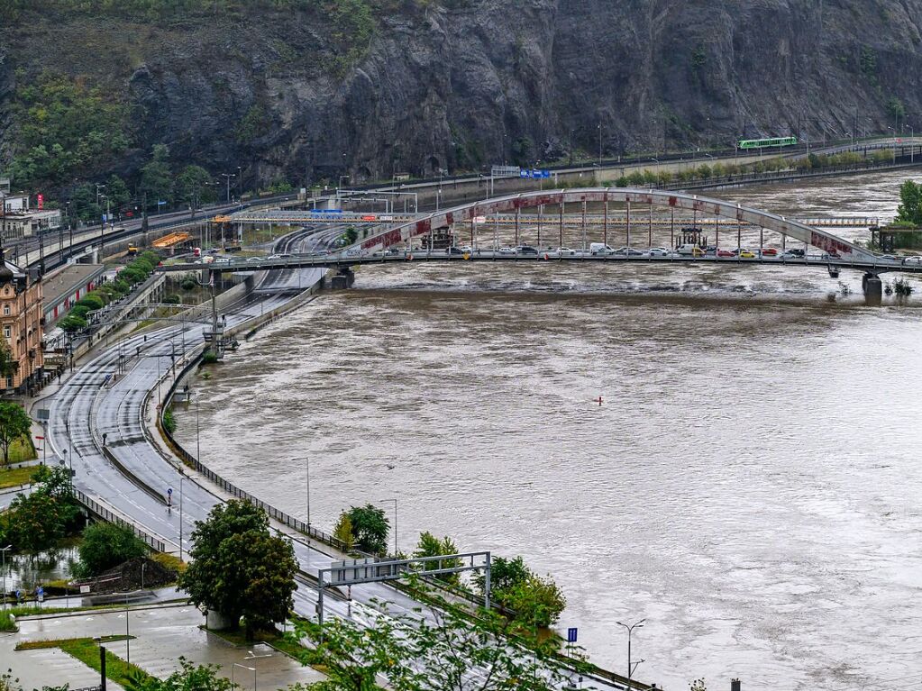 Tschechien, st Nad Labem: Die Elbe, fr die die dritte Hochwasserstufe gilt, fliet durch das Stadtzentrum.