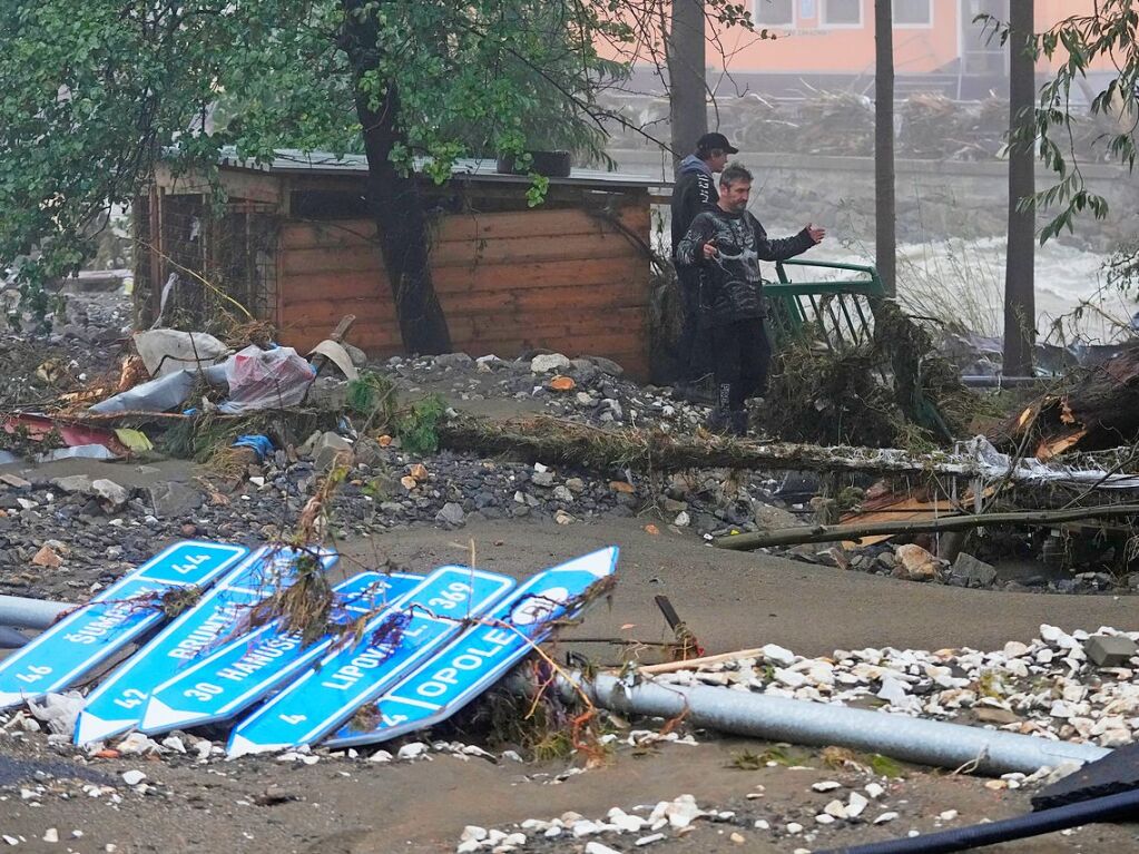 Tschechien, Jesenik: Anwohner betrachten die Schden der berschwemmungen in Jesenik.