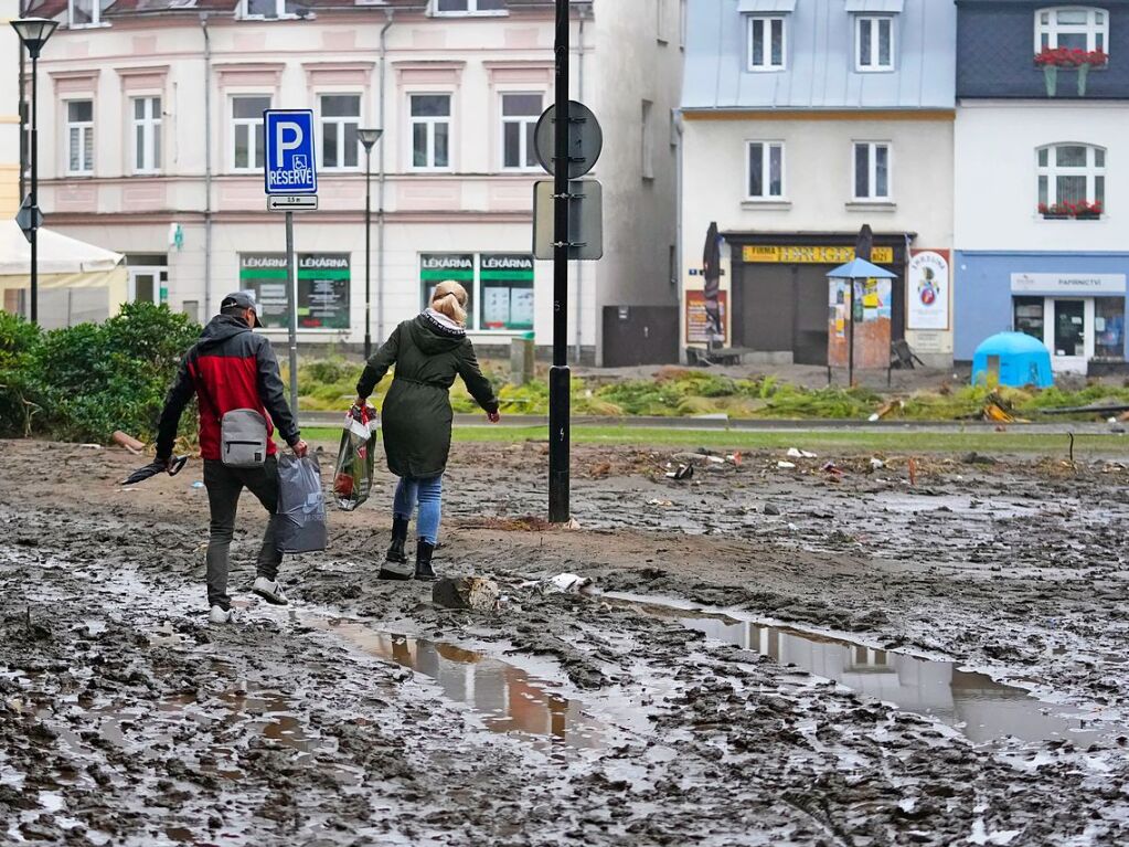 Tschechien, Jesenik: Anwohner kmpfen sich nach den berschwemmungen durch den Schlamm.