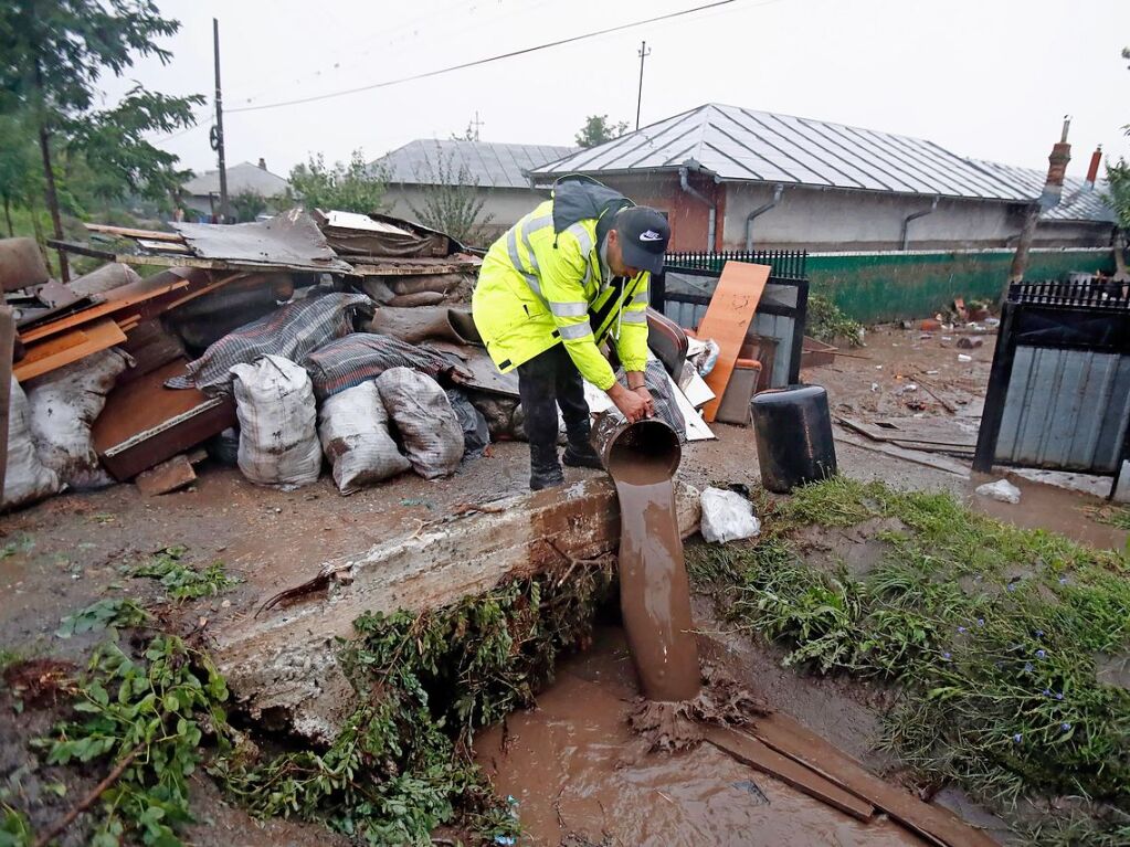 Rumnien, Galati: Ein Mann befreit sein Haus im Kreis Galati vom Hochwasser. In Rumnien bleibt die Hochwasserlage weiter angespannt.