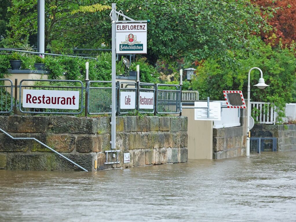 Sachsen, Bad Schandau: Uferbereiche an der Elbe sind vom Hochwasser berflutet.