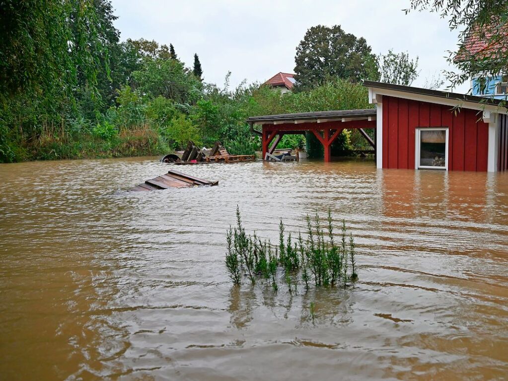 sterreich: Eine Htte in Pottenbunn im Gebiet St. Plten ist von Hochwasser umgeben.