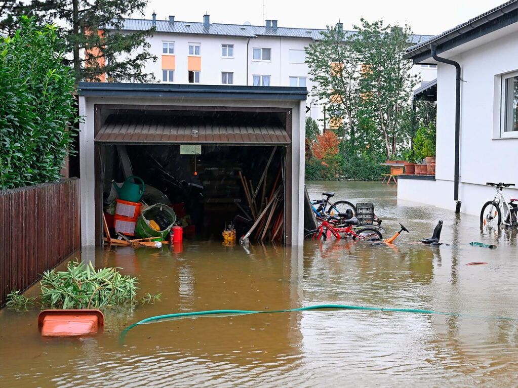 sterreich: Eine Garage in Pottenbunn im Gebiet St. Plten ist von Hochwasser umgeben.