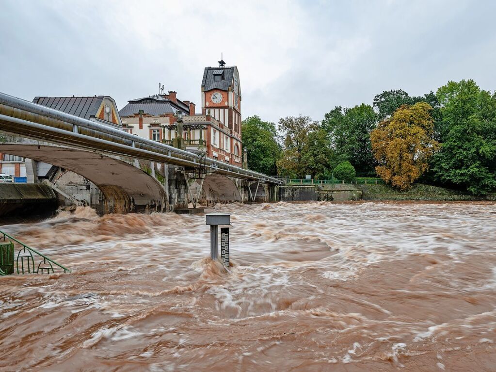 Tschechien, Hradec Krlov: Die Elbe beim Wasserkraftwerk Hucak. Ganze Regionen in Tschechien leiden unter einem Jahrhunderthochwasser.