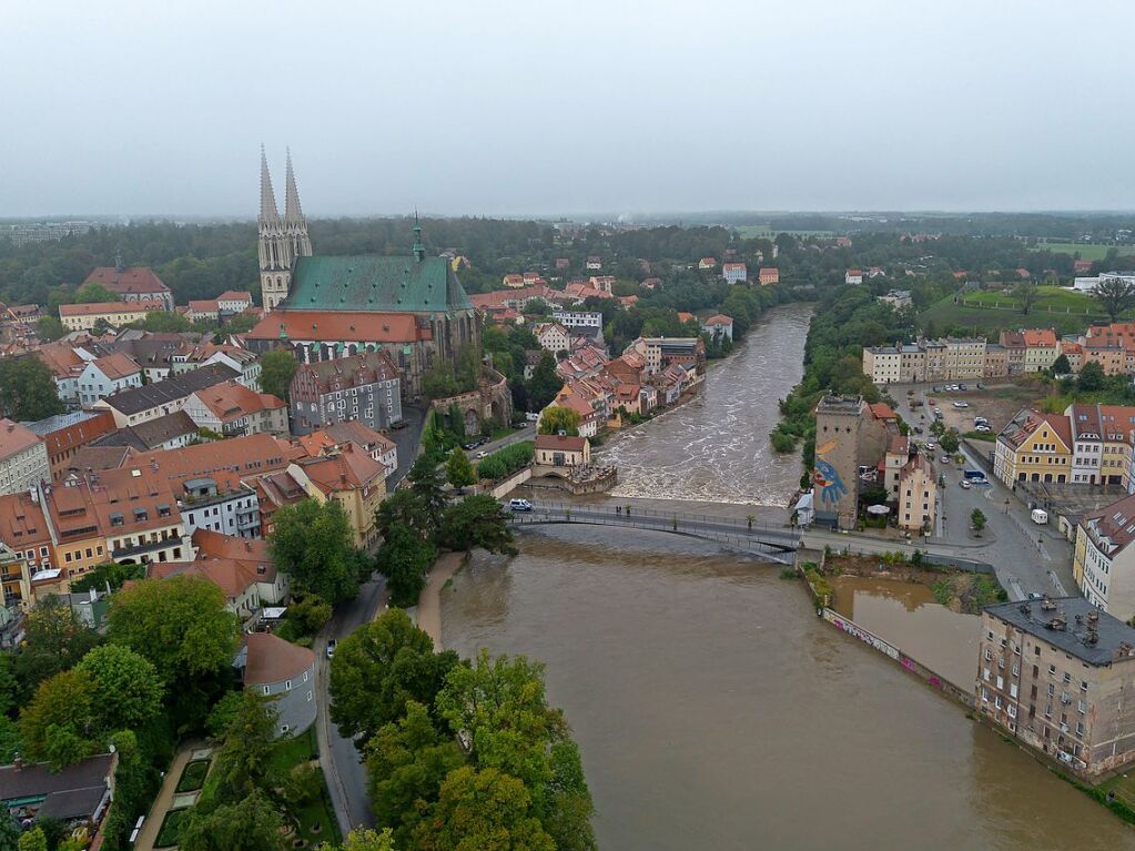 Grlitz: Hochwasser der Neie. Auf der linken Seite Grlitz, auf der rechten Bildseite die polnische Stadt Zgorzelec.