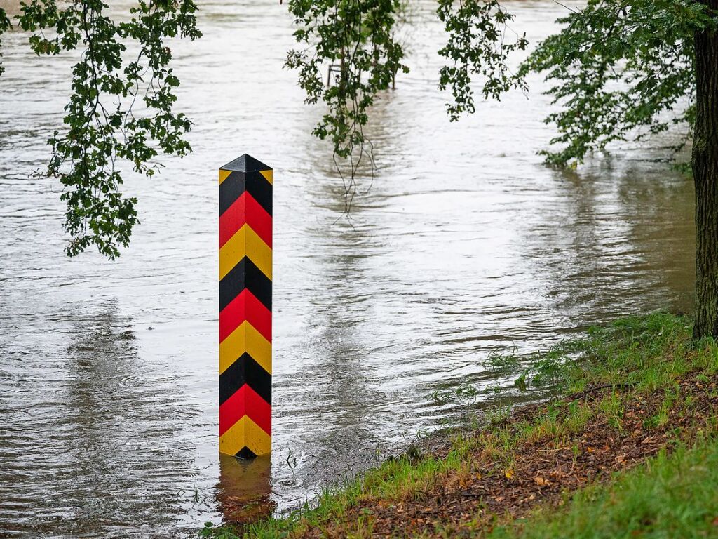 Grlitz: Ein Grenzpfahl steht an der Bolko-von-Hochberg-Strae im Hochwasser der Neie. F