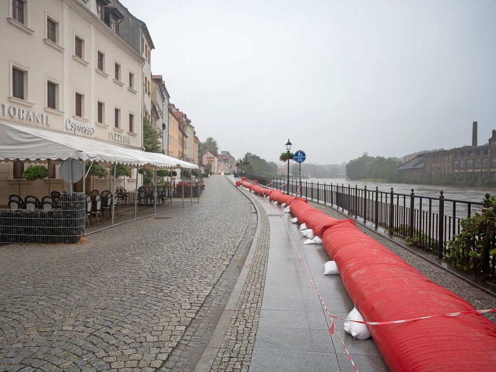 Polen, Zgorzelec: Eine mobile Schutzwand wurde zum Schutz vor dem Hochwasser der Neie aufgebaut.