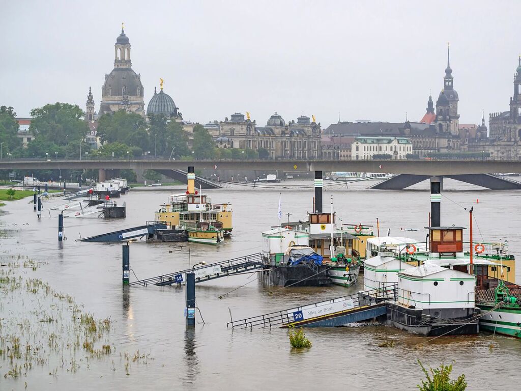 Dresden: Die Anleger fr Schiffe der Schsischen Dampfschifffahrt sind vom Hochwasser der Elbe umsplt, im Hintergrund ist die Altstadtkulisse und die teileingestrzte Carolabrcke zu sehen.