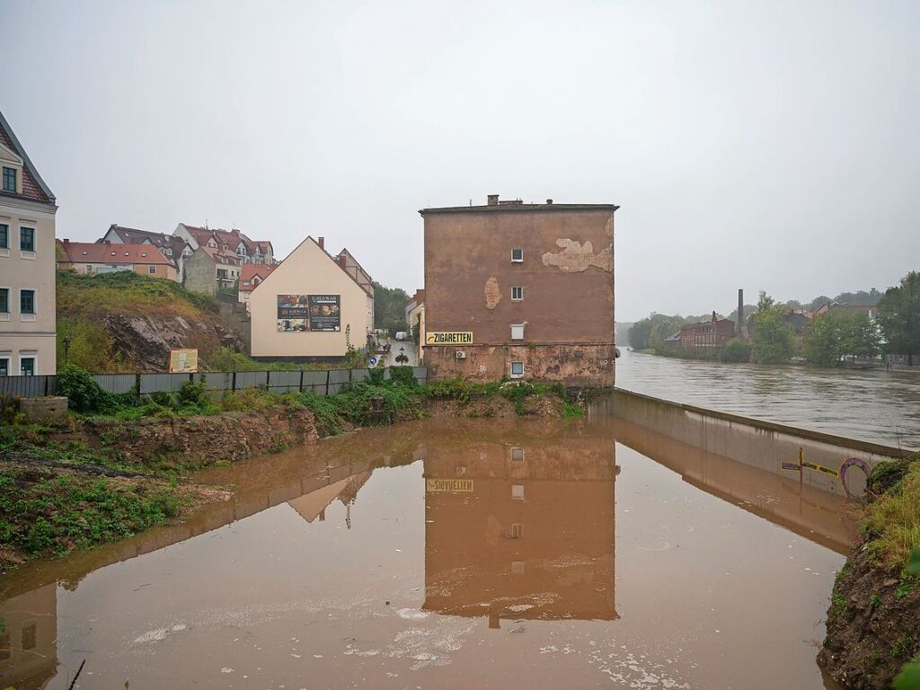 Polen, Zgorzelec: Wasser steht in einem leeren Baugrundstck an der Altstadtbrcke. Die Neie (rechts) fhrt Hochwasser.