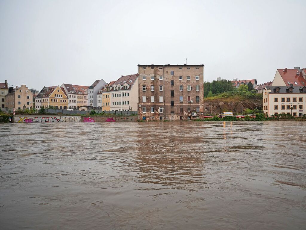 Polen, Zgorzelec: Blick auf das Neie-Ufer der polnischen Stadt Zgorzelec von Grlitz aus gesehen. Der Grenzfluss Neie fhrt aktuell Hochwasser.