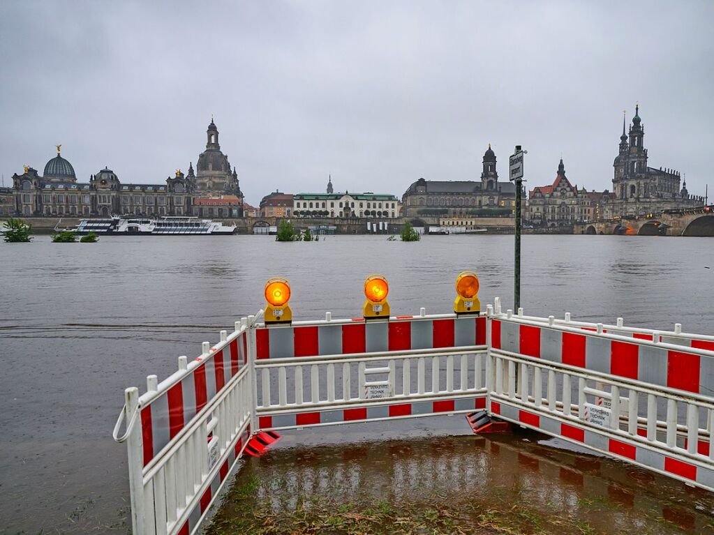 Dresden: Absperrungen stehen gegenber der Altstadtkulisse auf den von der Elbe berfluteten Elbwiesen.