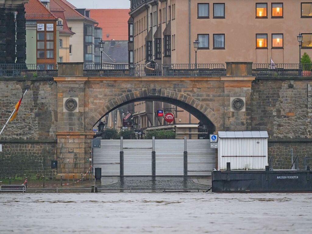 Dresden: Als Schutz vor dem Hochwasser der Elbe ist die Mnzgasse am Terrassenufer mit Spundwnden geschlossen.