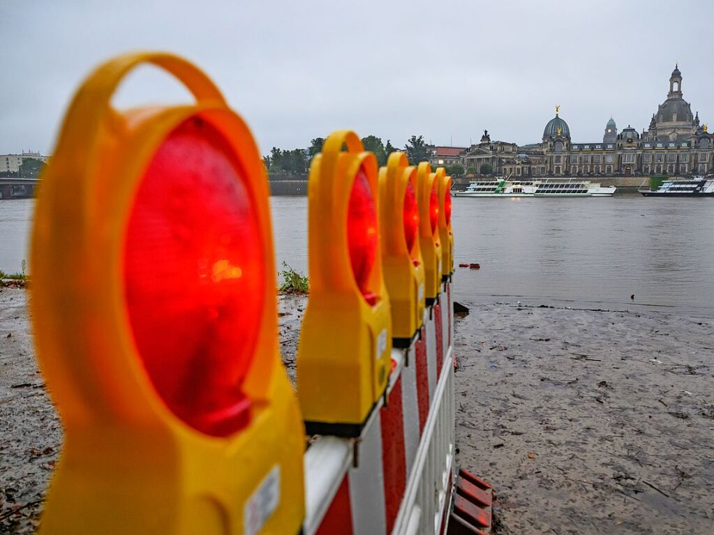 Dresden: Absperrungen stehen gegenber der Altstadtkulisse auf den von der Elbe berfluteten Elbwiesen.