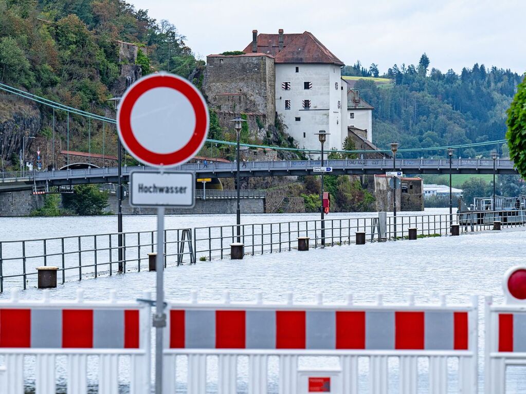 Passau: Die Fritz-Schffer-Promenade ist vom Hochwasser der Donau berflutet.