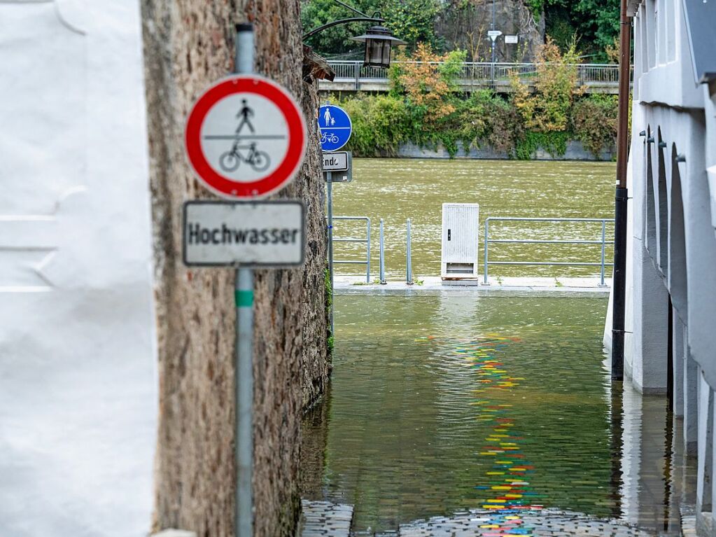 Passau: Die Fritz-Schffer-Promenade ist vom Hochwasser der Donau berflutet.