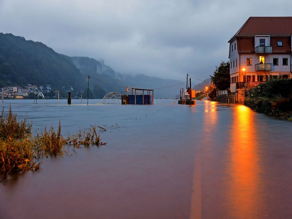 Sachsen, Bad Schandau: Eine Strae ist vom Hochwasser der Elbe berflutet.