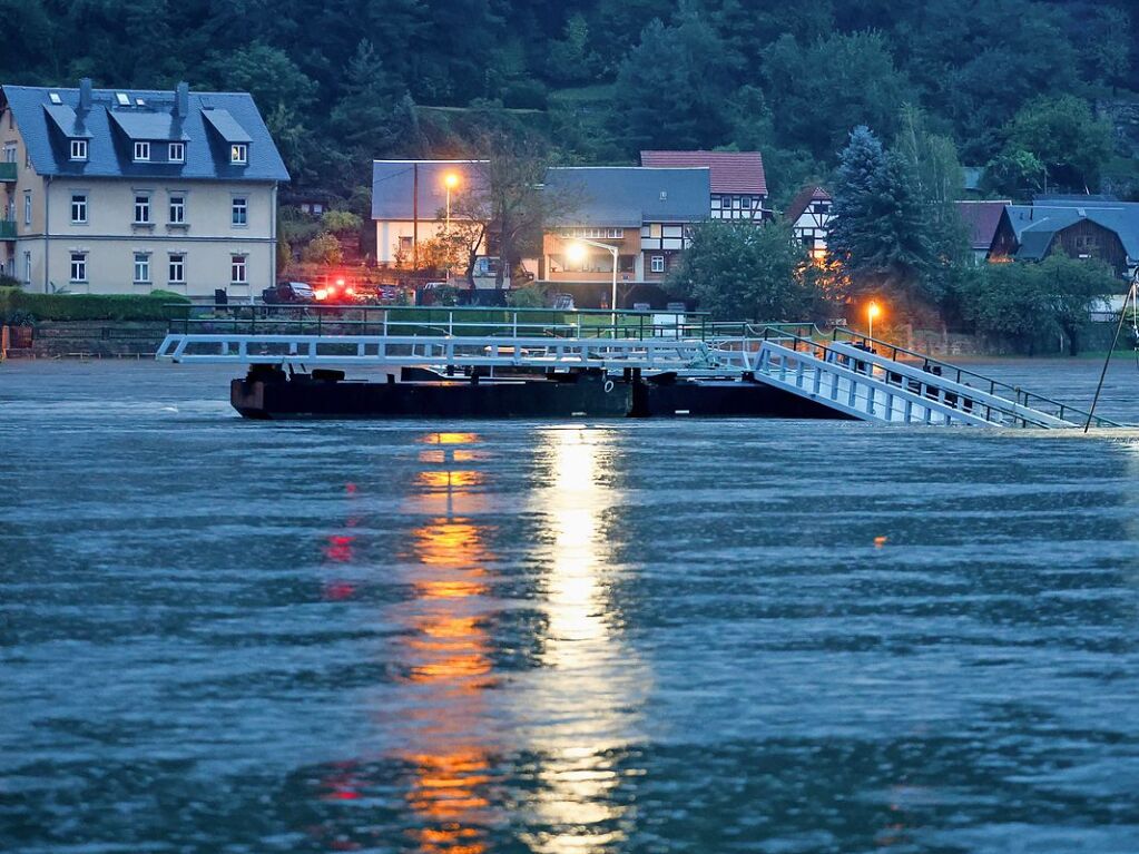 Sachsen, Bad Schandau: Ein Bootsanleger schwimmt in der Hochwasser fhrenden Elbe. Die Pegelstnde steigen in Sachsen weiter an.