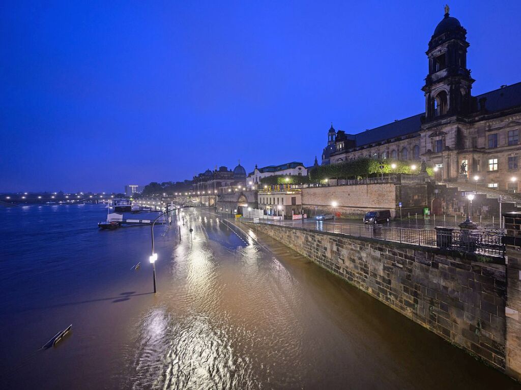 Dresden: Hochwasser der Elbe ist in der Altstadt am Terrassenufer ber die Ufer getreten. Es wird erwartet, dass am Montag in Dresden an der Elbe der Richtwert der Alarmstufe 3 (6,00 Meter) erreicht wird.