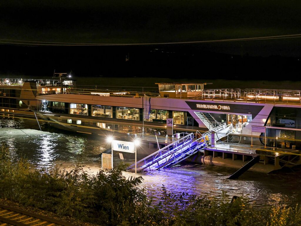 sterreich, Wien: Ein Flusskreuzfahrtschiff hat am Anleger festgemacht. Die Passagiere knnen die Schiffe nicht verlassen, weil der Anleger im Hochwasser nicht zugnglich ist.