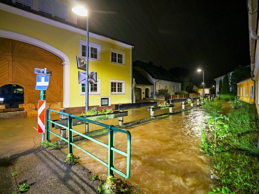 sterreich, St. Plten-Pottenbrunn: Hochwasser steht auf einer Strae.