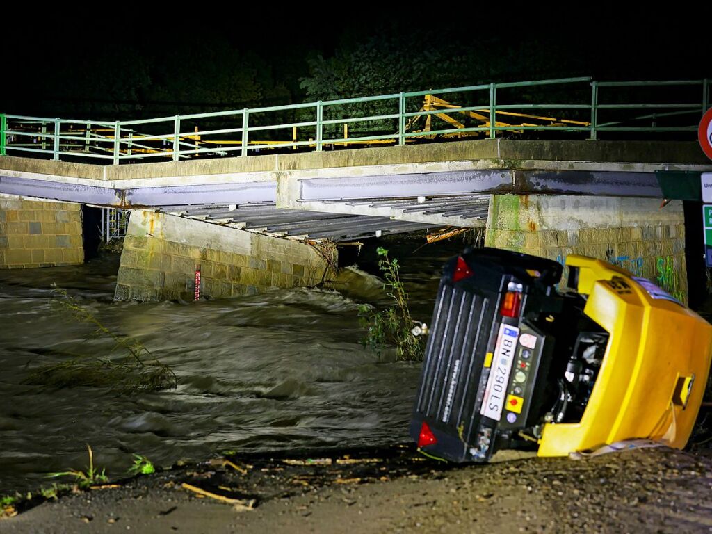 sterreich, Bheimkirchen: Eine Brcke ist teilweise eingestrzt, nachdem ein Kran auf sie gefallen war.