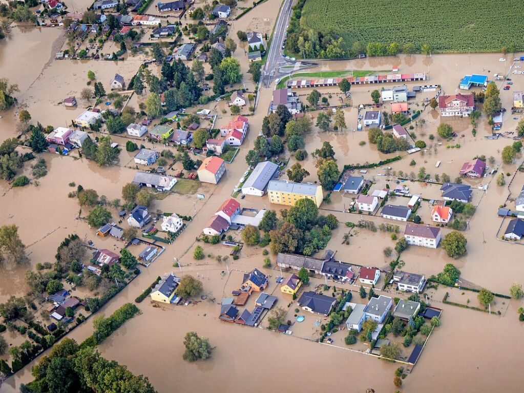 Tschechien, Bohumn (Oderberg): Stadtgebiet von Bohumn-Pudlov. Im oberen Teil rechts ist das Umspannwerk zu sehen, das wegen berschwemmung stillgelegt wurde.