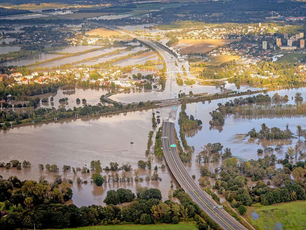 Tschechien, Bohumn (Oderberg): Ein Teil der Autobahn D1 steht unter Wasser.