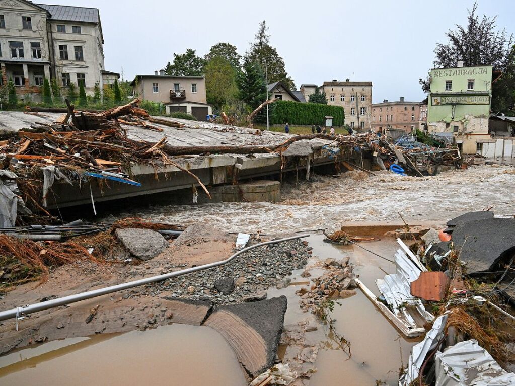 Polen, Ladek-Zdroj (Bad Landeck): Unwetter mit schweren Regenfllen haben massive Zerstrungen in dem Kurort angerichtet.