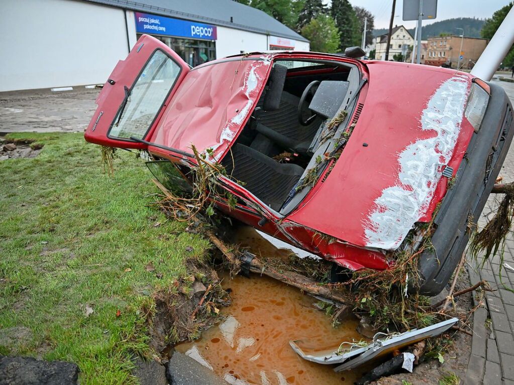 Polen, Ladek-Zdroj: Ein nach schweren Regenfllen zerstrtes Auto. Die Hochwasserlage spitzt sich auch in Polen weiter zu.