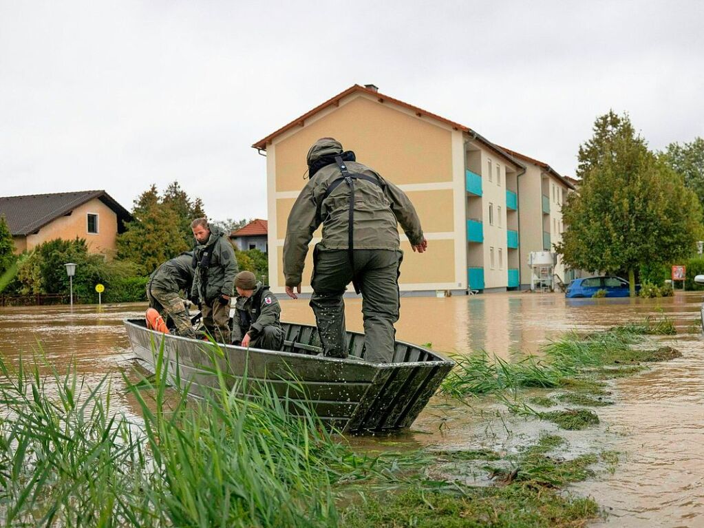 sterreich, Loosdorf: „Melker Pioniere“ des sterreichischen Bundesheeres sind am Sonntag  im Hochwassereinsatz. Das Bundesland Niedersterreich ist vom Hochwasser so stark getroffen wie nie zuvor.