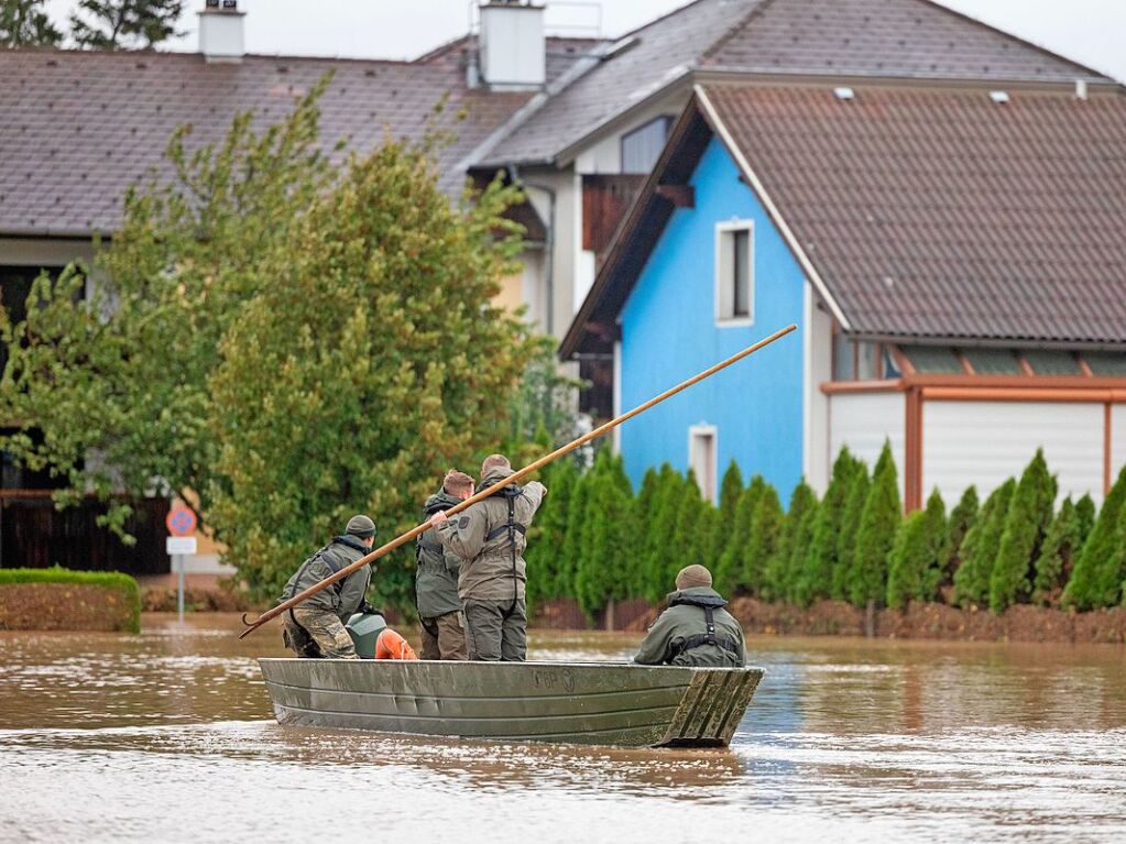 sterreich, Loosdorf: „Melker Pioniere“ des sterreichischen Bundesheeres sind am Sonntag  im Hochwassereinsatz. Das Bundesland Niedersterreich ist vom Hochwasser so stark getroffen wie nie zuvor.