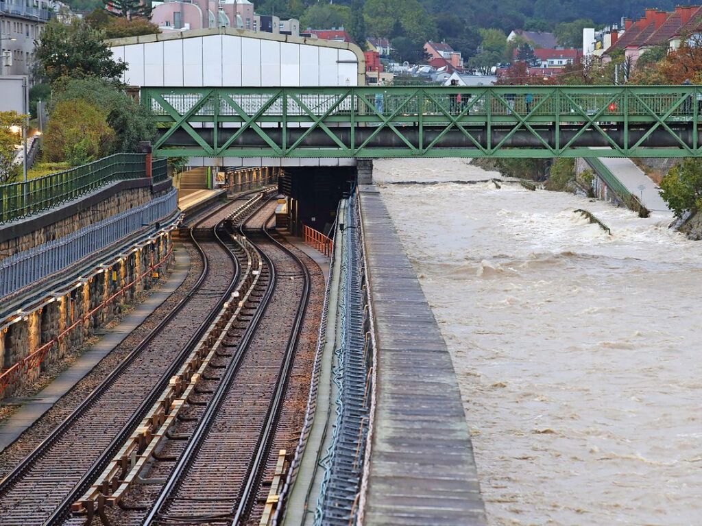 Am Sonntag tritt der Wienfluss neben Gleisen und einer stillgelegten U-Bahn-Station im Westen der Stadt ber die Ufer.