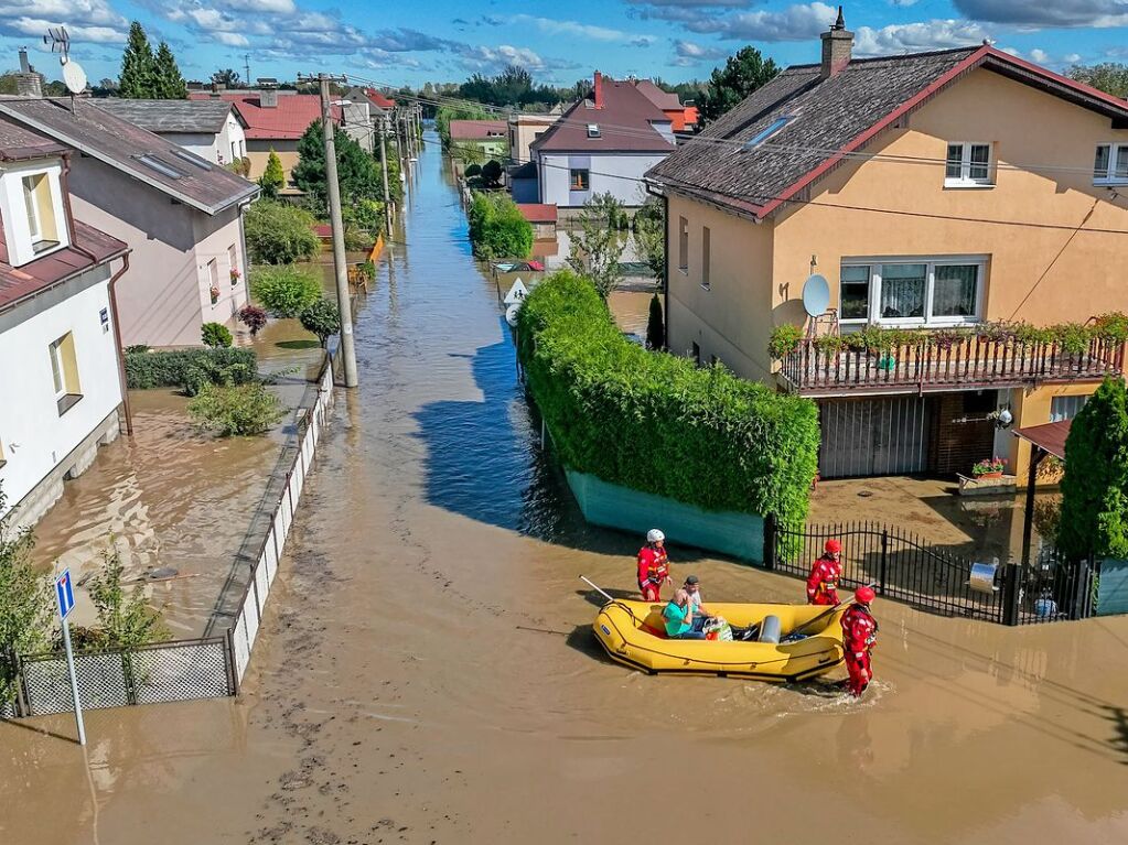 Tschechien, Ostrava (Ostrau): Einsatzkrfte evakuieren am Sonntag Menschen in einem Schlauchboot.