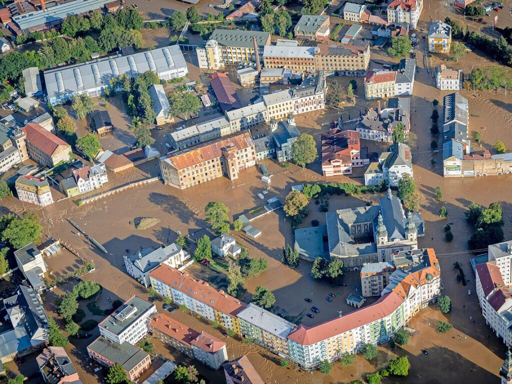 Tschechien, Krnov: Luftaufnahme des berfluteten Stadtzentrums.