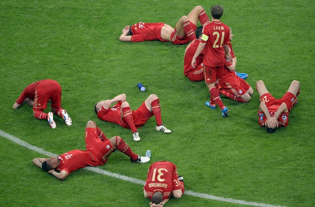 Die Bayern-Profis am Boden: Szene nach dem verlorenen Finale 2012.  | Foto: picture alliance / dpa