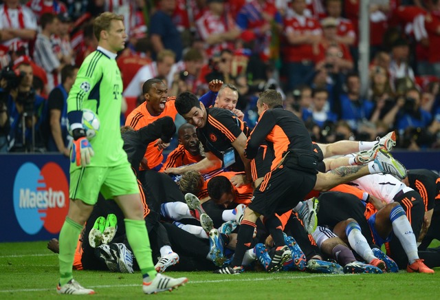 Manuel Neuer (l) nach dem entscheidend...Hintergrund jubeln die Chelsea-Profis.  | Foto: picture alliance / dpa