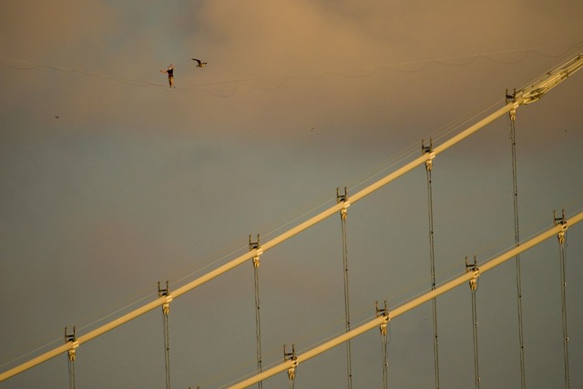 Der estnische Sportler Jaan Roose hatte 165 Meter zu &uuml;berqueren.  | Foto: Emrah Gurel/AP/dpa