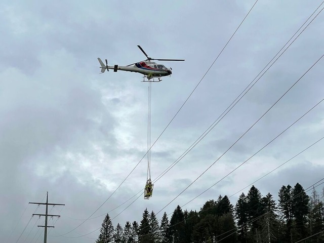 Ein Spezialhubschrauber untersttzt di...bH bei der Reparatur von Blitzschden.  | Foto: naturenergie netze GmbH