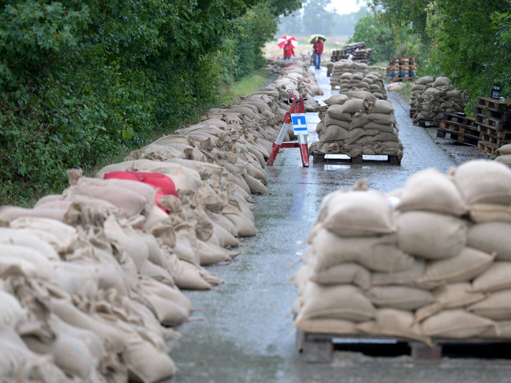 sterreich, Hadersdorf Am Kamp: Sandscke blockieren die Strae. Weiterhin starke Niederschlge und Hochwasser in Niedersterreich.