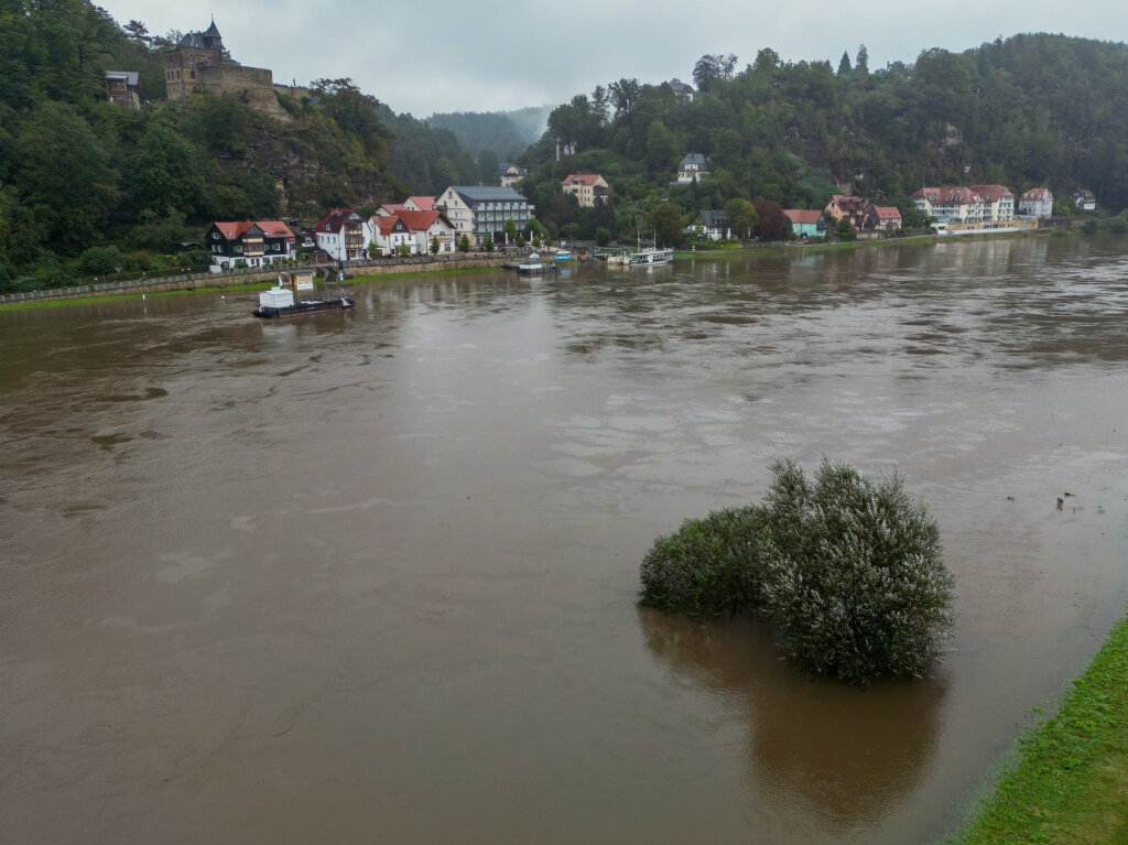 Sachsen, Rathen: Blick auf die Hochwasser fhrende Elbe