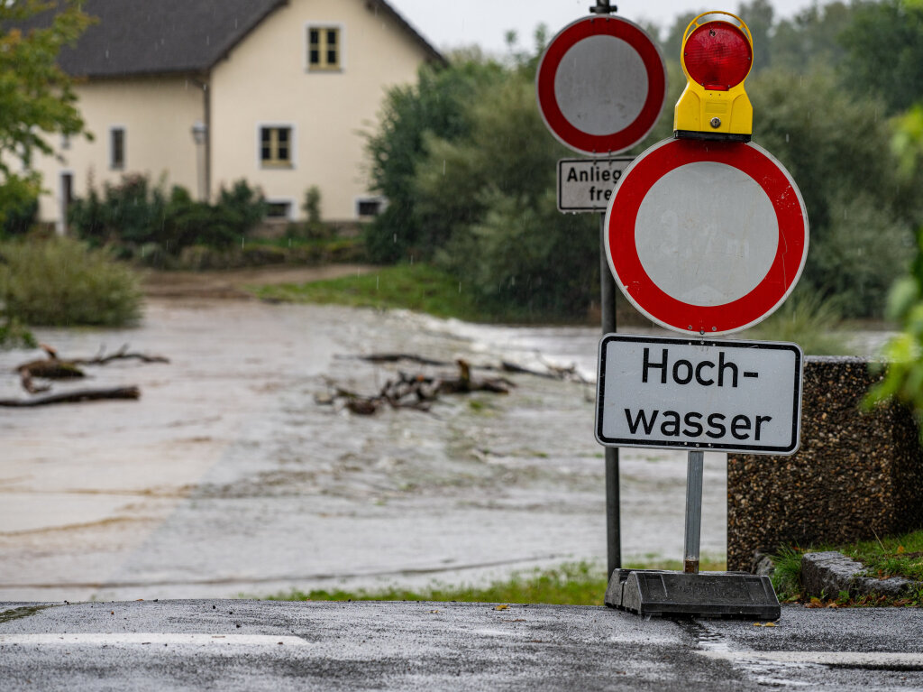 Bayern, Cham: Ein Schild warnt vor dem Hochwasser des Flusses Regen.