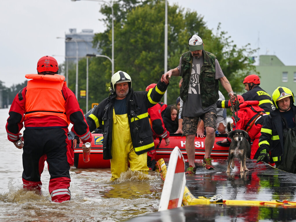 Tschechien, Ostrau: Feuerwehrleute evakuieren Menschen aus einem berfluteten Gebiet im Stadtviertel Mhrisch Ostrau.