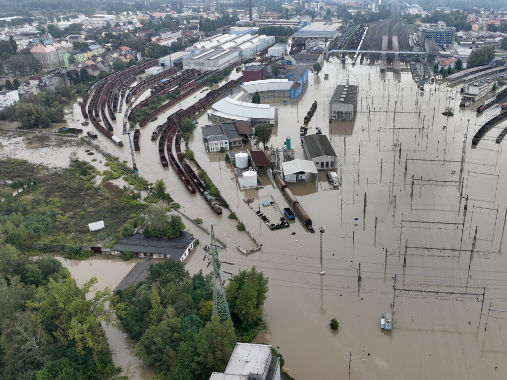 Tschechien, Ostrau: Der Hauptbahnhof Ostrava und der Gterbahnhof sind vom Hochwasser umgeben.