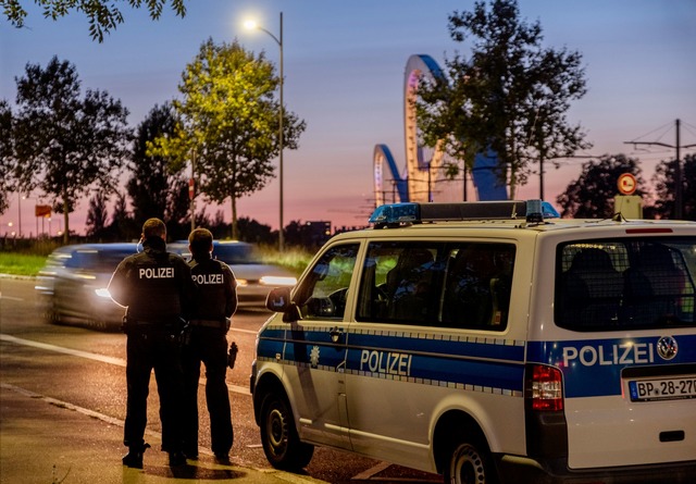 Die Bundespolizei will den Grenzverkeh...h und Deutschland fl&uuml;ssig halten.  | Foto: Michael Probst/AP