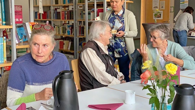 Der erste Abiturjahrgang am Gymnasium ...min Krmer im Gesprch mit Ehemaligen.  | Foto: Hartmut Schwbl