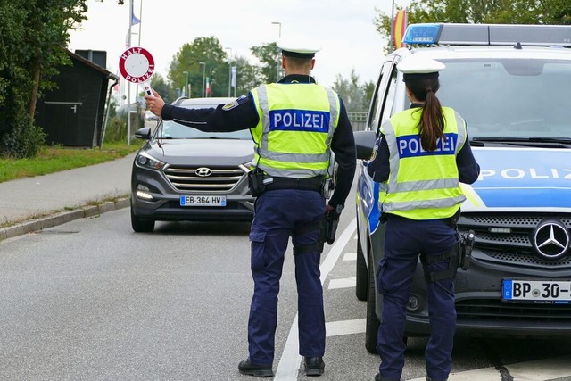 In Breisach kontrollierten zwei Beamte...uge an, um sie genauer zu berprfen.   | Foto: Sophia Ungerland