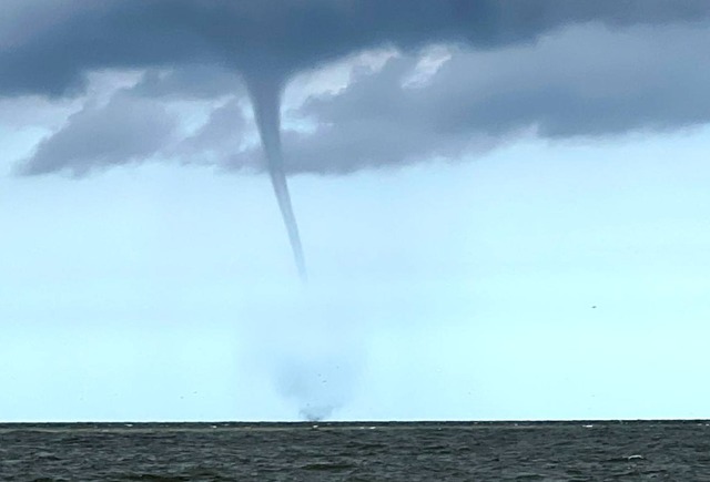 Tornados wie hier vor der Nordseeinsel...g regelmig.<Bildquelle></Bildquelle>  | Foto: Rolf Groenewold (dpa)